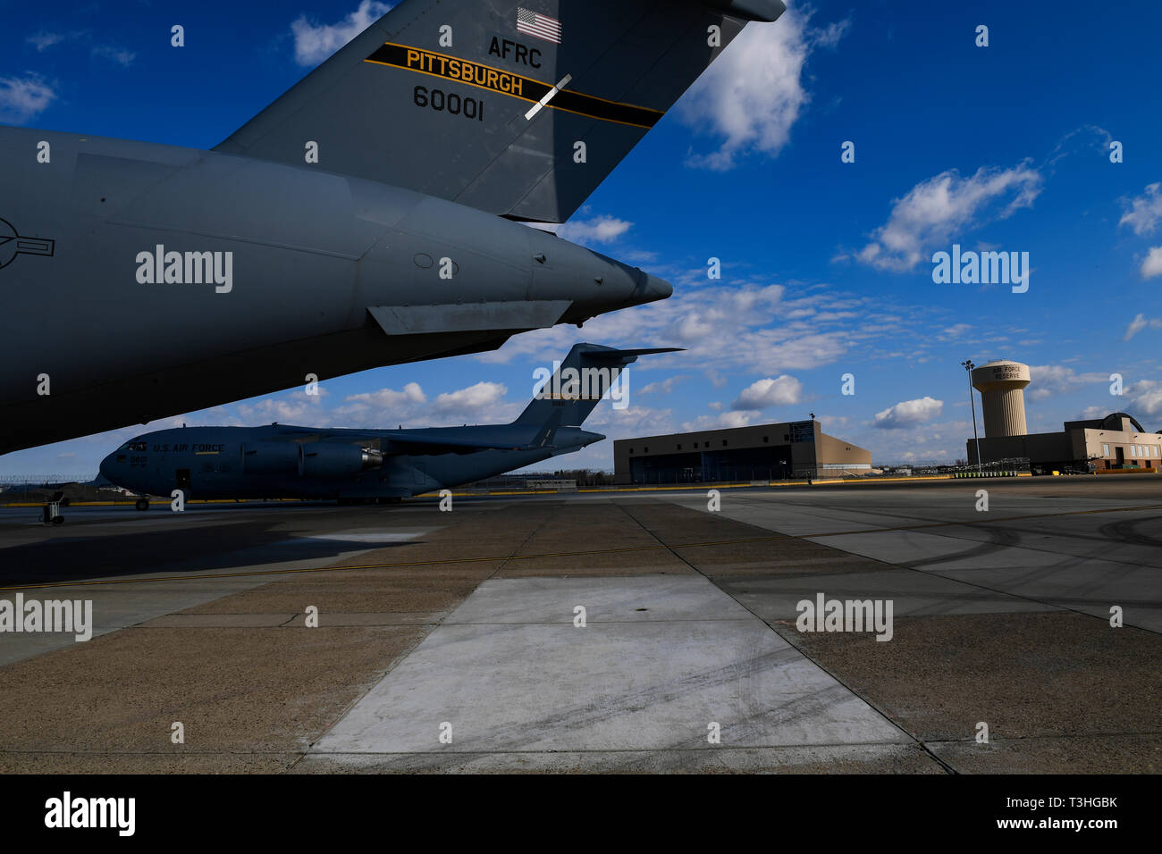 C-17 Globemaster III aeromobile assegnati alla 911th Airlift Wing siede sul flightline a all'Aeroporto Internazionale di Pittsburgh aria stazione di riserva, Pennsylvania, Aprile 9, 2019. Il C-17 è in grado di rapida erogazione strategica di truppe e di tutti i tipi di merci principali basi operative o direttamente alle basi di avanzamento nella zona di dispiegamento. (U.S. Air Force foto di Joshua J. Seybert) Foto Stock