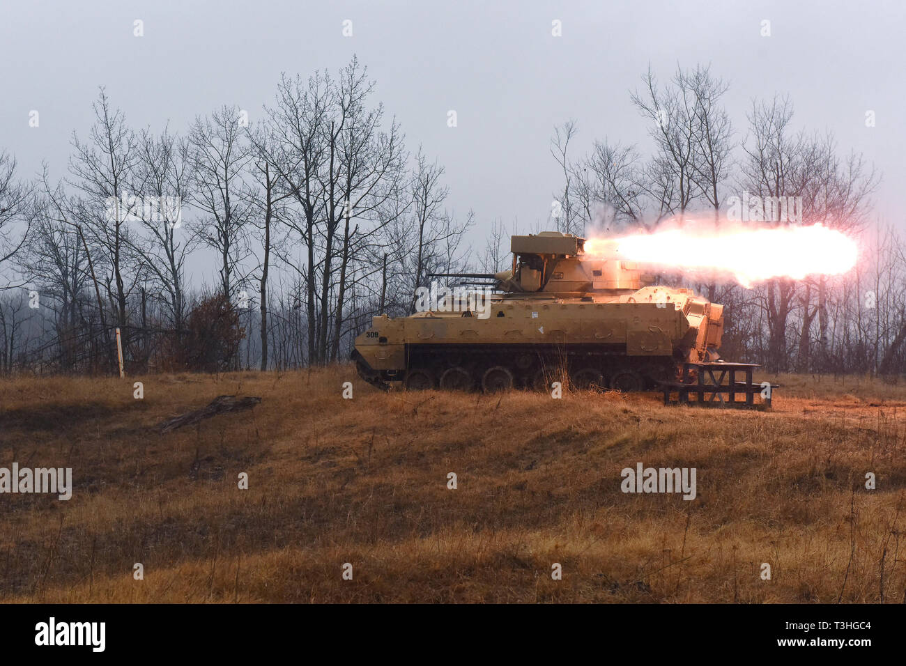 Mentre si partecipa alla formazione annuale Aprile 7, 2019, Troopers del 1° Stormo, 94th cavalleria avere l opportunità di treno sulla cottura tubo live-lanciato otticamente-filo cingolati-missili guidati dal loro M3. A2 Bradley veicolo Scout. Foto Stock