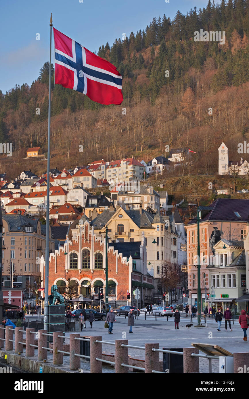 Edificio Kjøttbasaren e bandiera norvegese Bryggen a Bergen in Norvegia Foto Stock