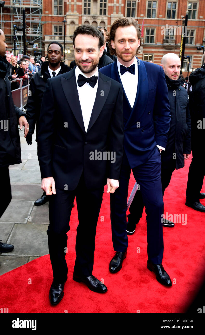 Charlie Cox (sinistra) e Tom Hiddleston frequentando il Laurence Olivier Awards, Royal Albert Hall di Londra. Foto Stock