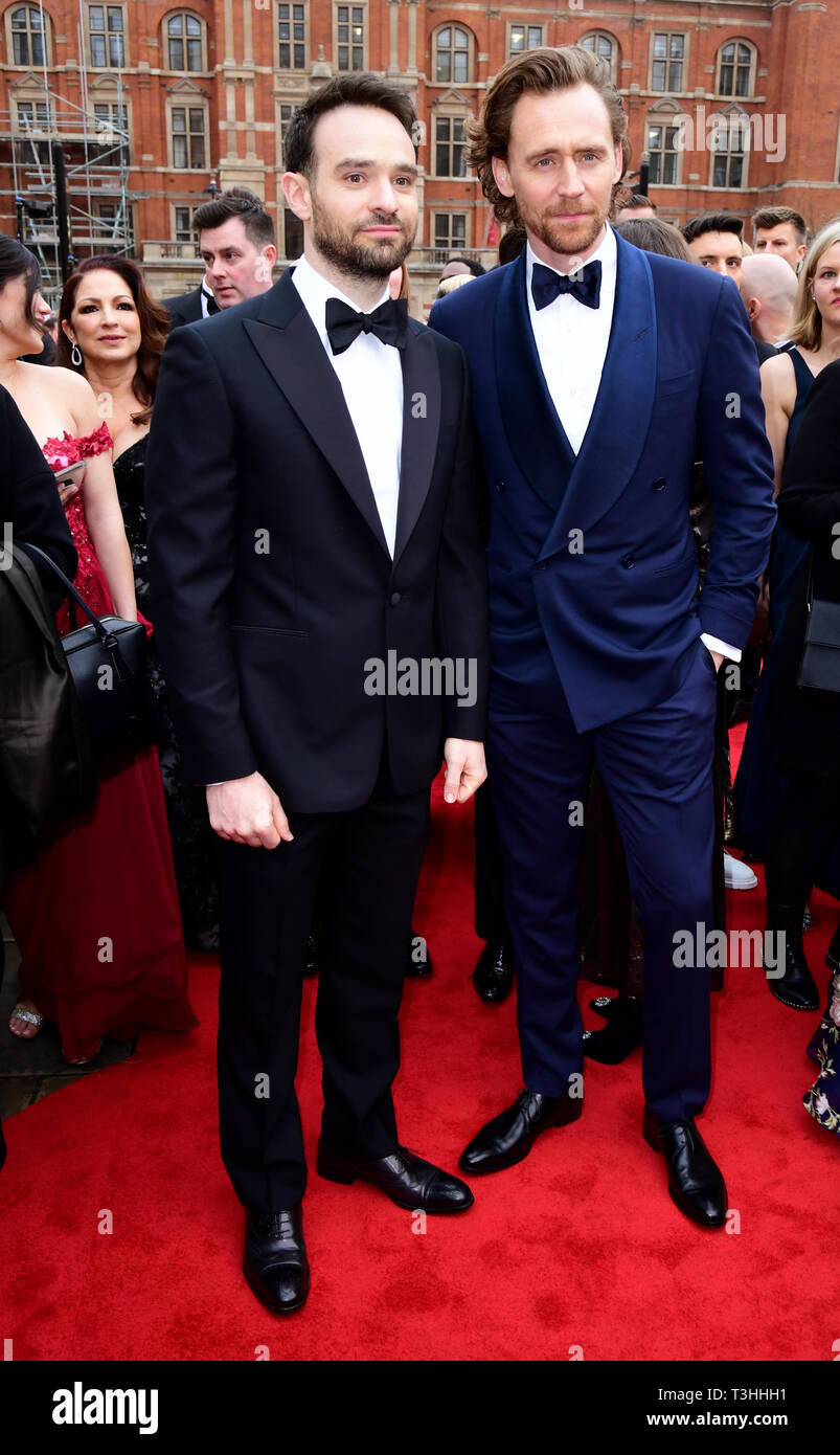 Charlie Cox (sinistra) e Tom Hiddleston frequentando il Laurence Olivier Awards, Royal Albert Hall di Londra. Foto Stock