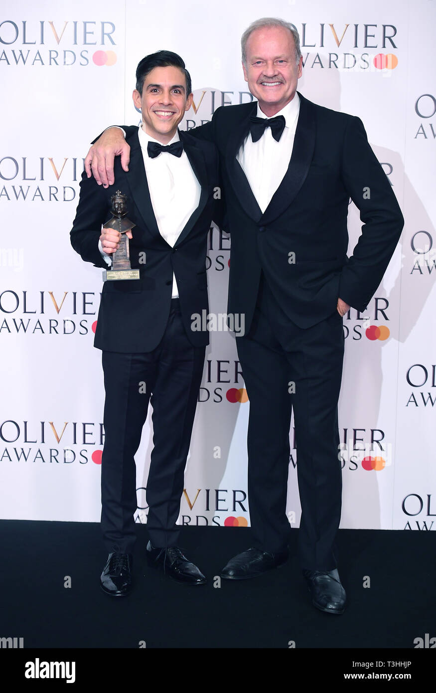 Matteo Lopez con la American Airlines Best New Play award per l'eredità, presentato da Kelsey Grammer a Olivier Awards alla Royal Albert Hall di Londra. Foto Stock