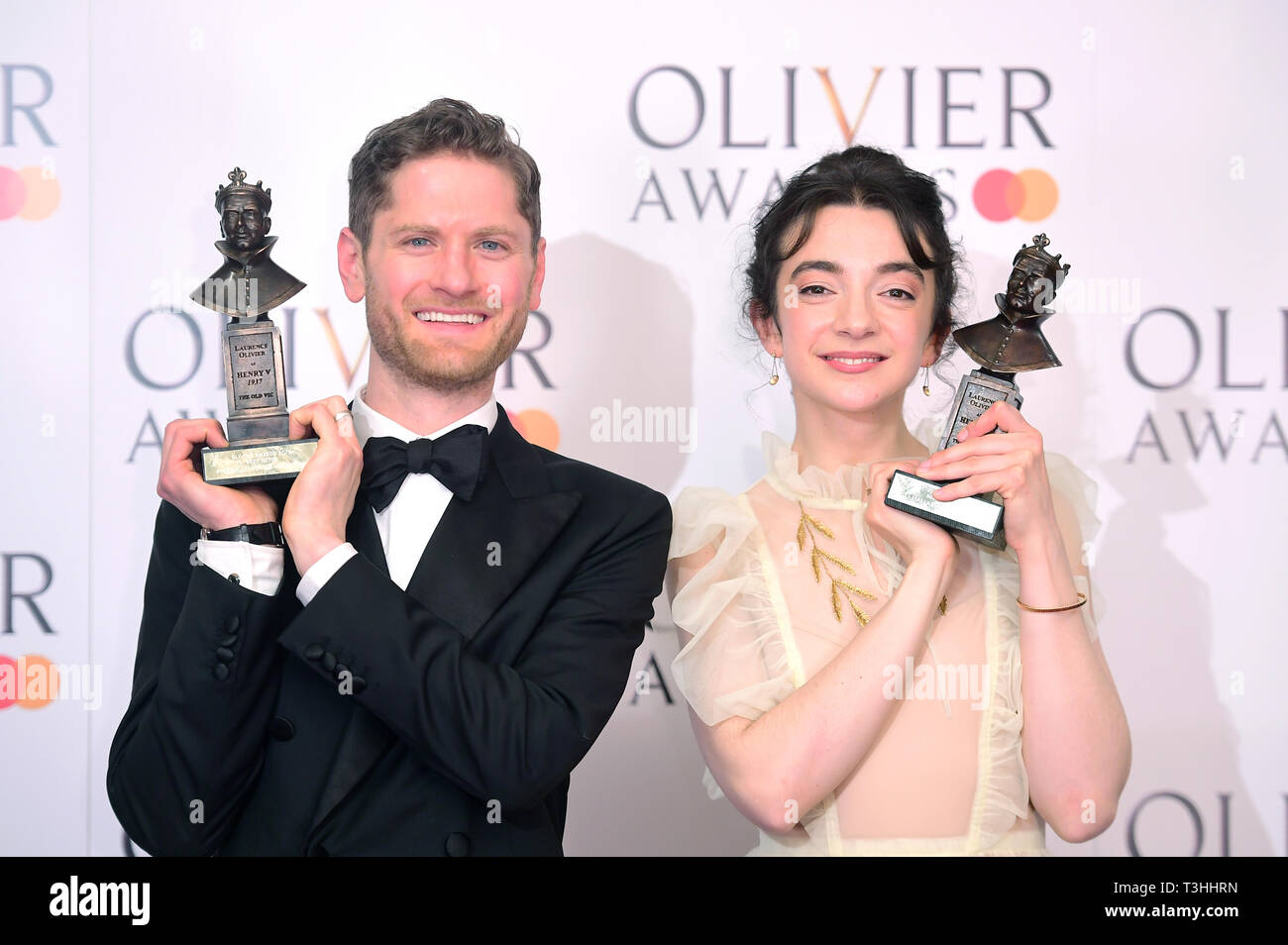 Kyle Soller con il premio di miglior attore e Patsy Ferran con il premio come migliore attrice a Olivier Awards alla Royal Albert Hall di Londra. Foto Stock