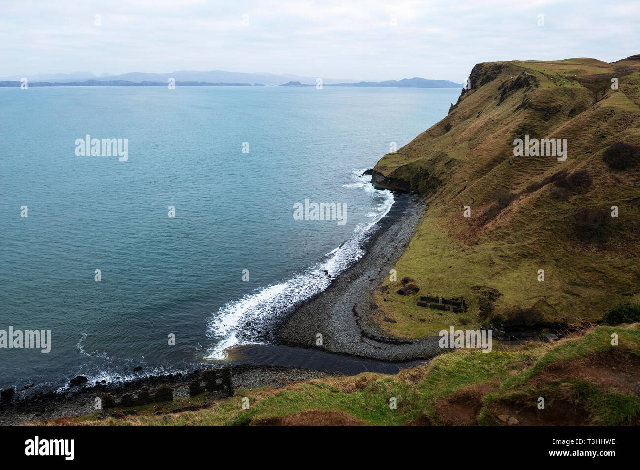 Rovine della vecchia fabbrica di dinamite alla bocca del Abhainn un Lethuillt river gorge sulla costa orientale dell isola di Skye, regione delle Highlands, Scotland, Regno Unito Foto Stock