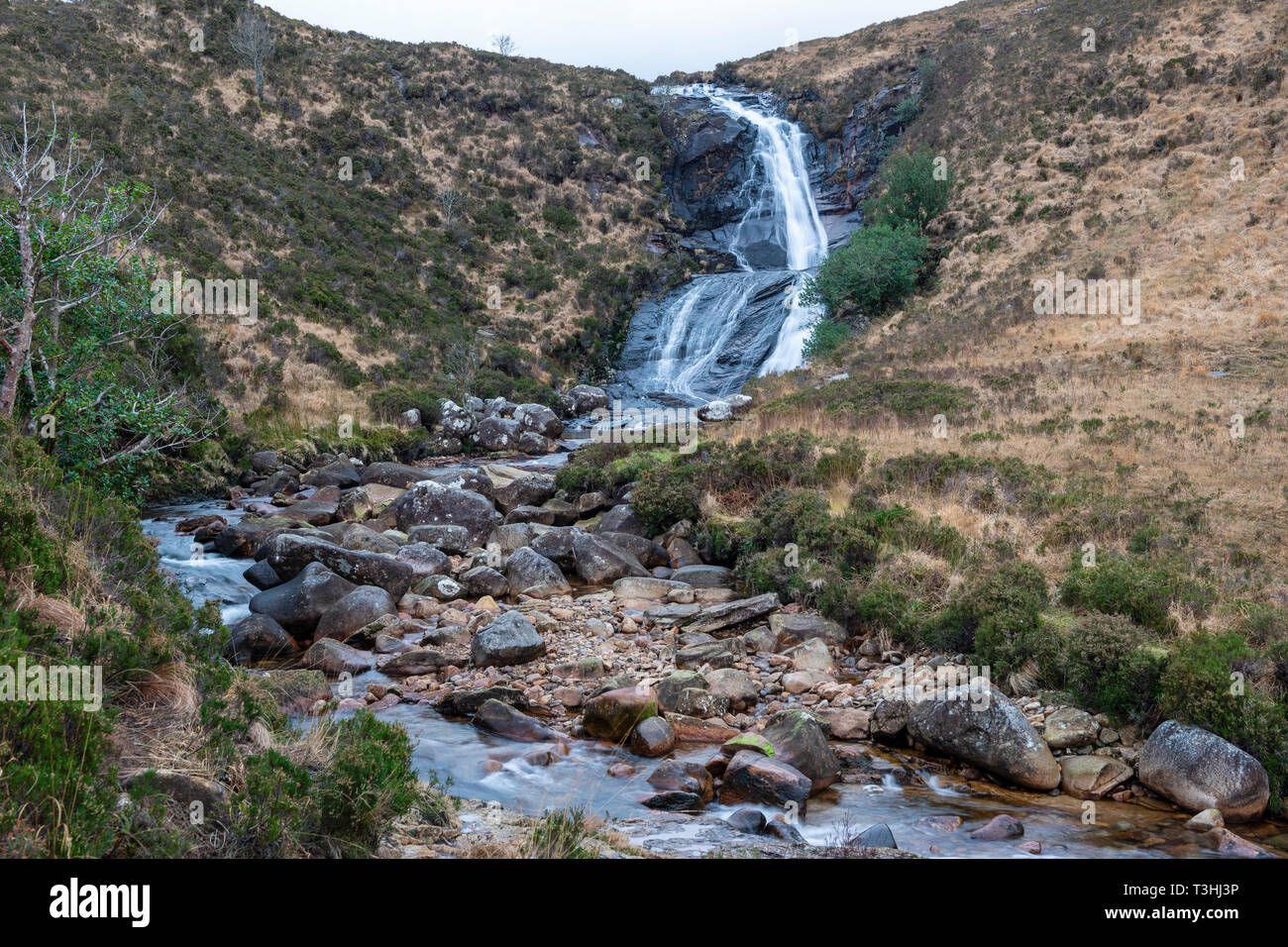 Blackhill cascata (EAS o un' Bhradain cascata) su Allt Coire nam Bruadaram river sull isola di Skye, regione delle Highlands, Scotland, Regno Unito Foto Stock