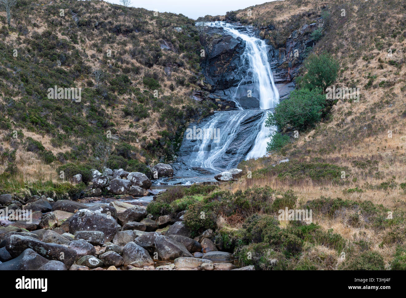 Blackhill cascata (EAS o un' Bhradain cascata) su Allt Coire nam Bruadaram river sull isola di Skye, regione delle Highlands, Scotland, Regno Unito Foto Stock