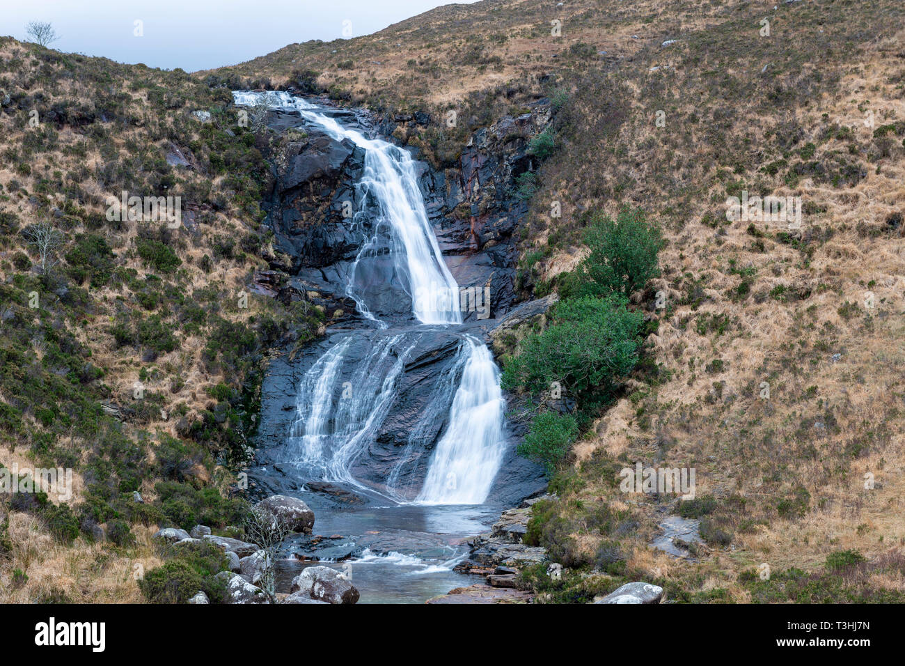 Blackhill cascata (EAS o un' Bhradain cascata) su Allt Coire nam Bruadaram river sull isola di Skye, regione delle Highlands, Scotland, Regno Unito Foto Stock