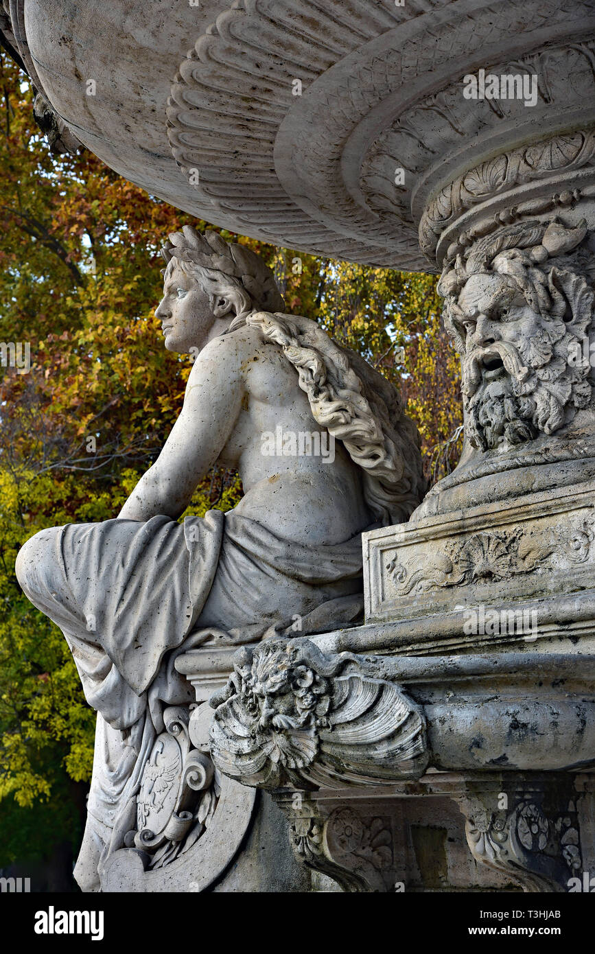 Una delle tre figure femminili, simbolo dell'Ungheria fiumi principali che compongono la base della bella fontana del Danubio, Budapest, Ungheria, l'Europa. Foto Stock