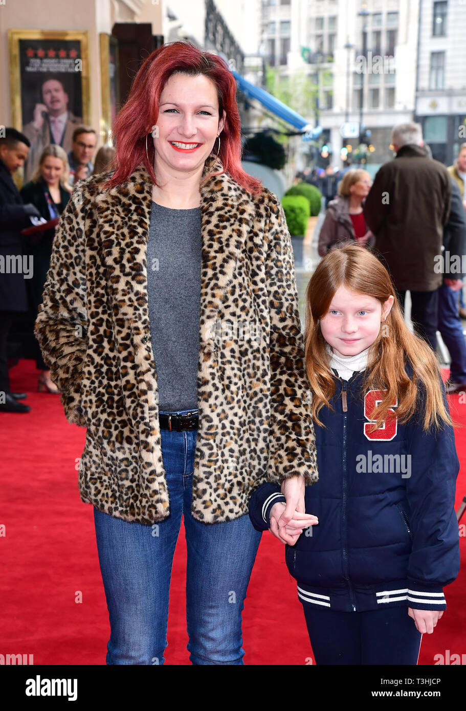 Lucy Montgomery e figlia frequentando il gala performance di dove è Peter Rabbit? Presso il Teatro Royal Haymarket, Londra. Foto Stock