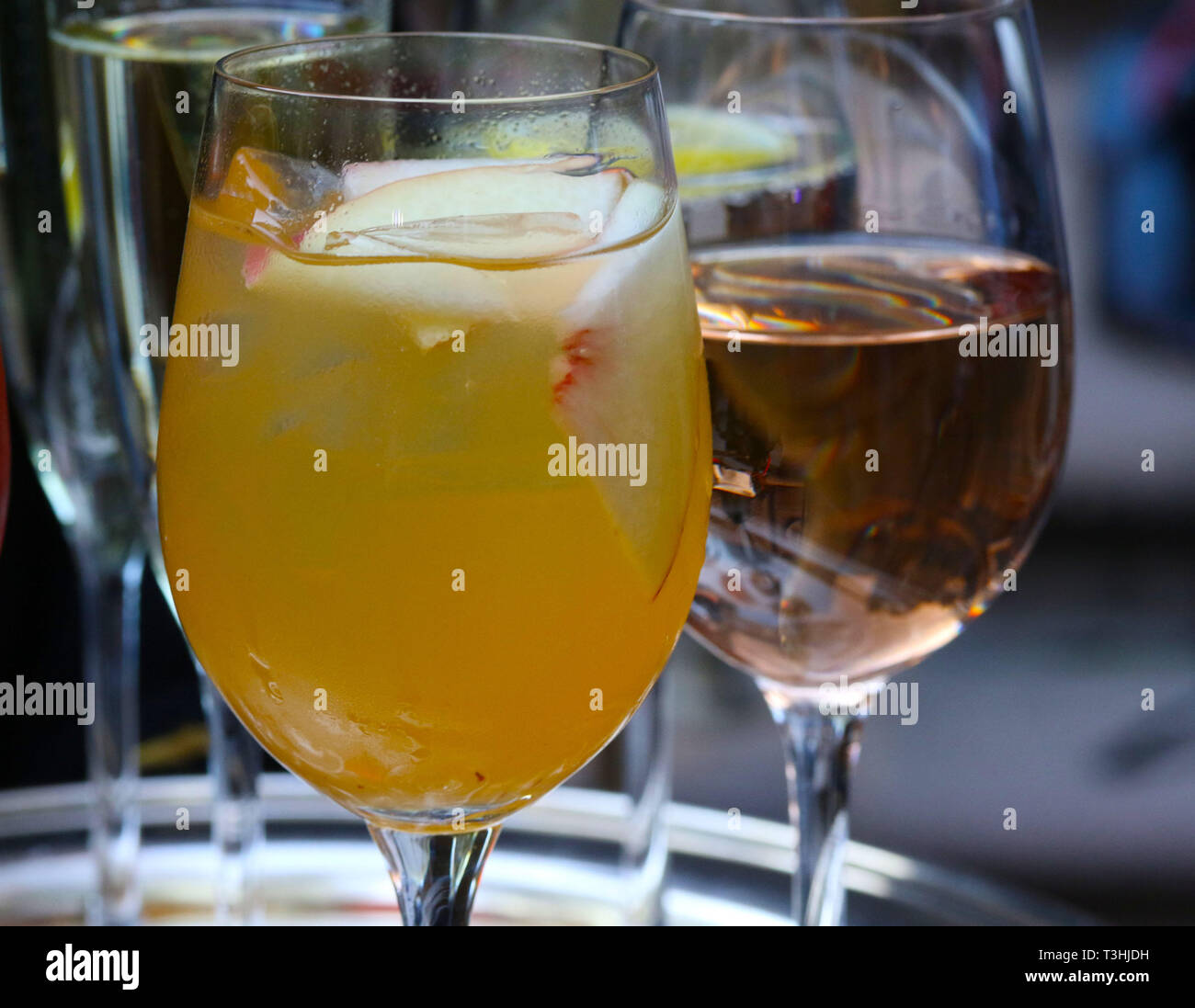 La sangria bianca e rosa il vino in bicchieri di vino Foto Stock