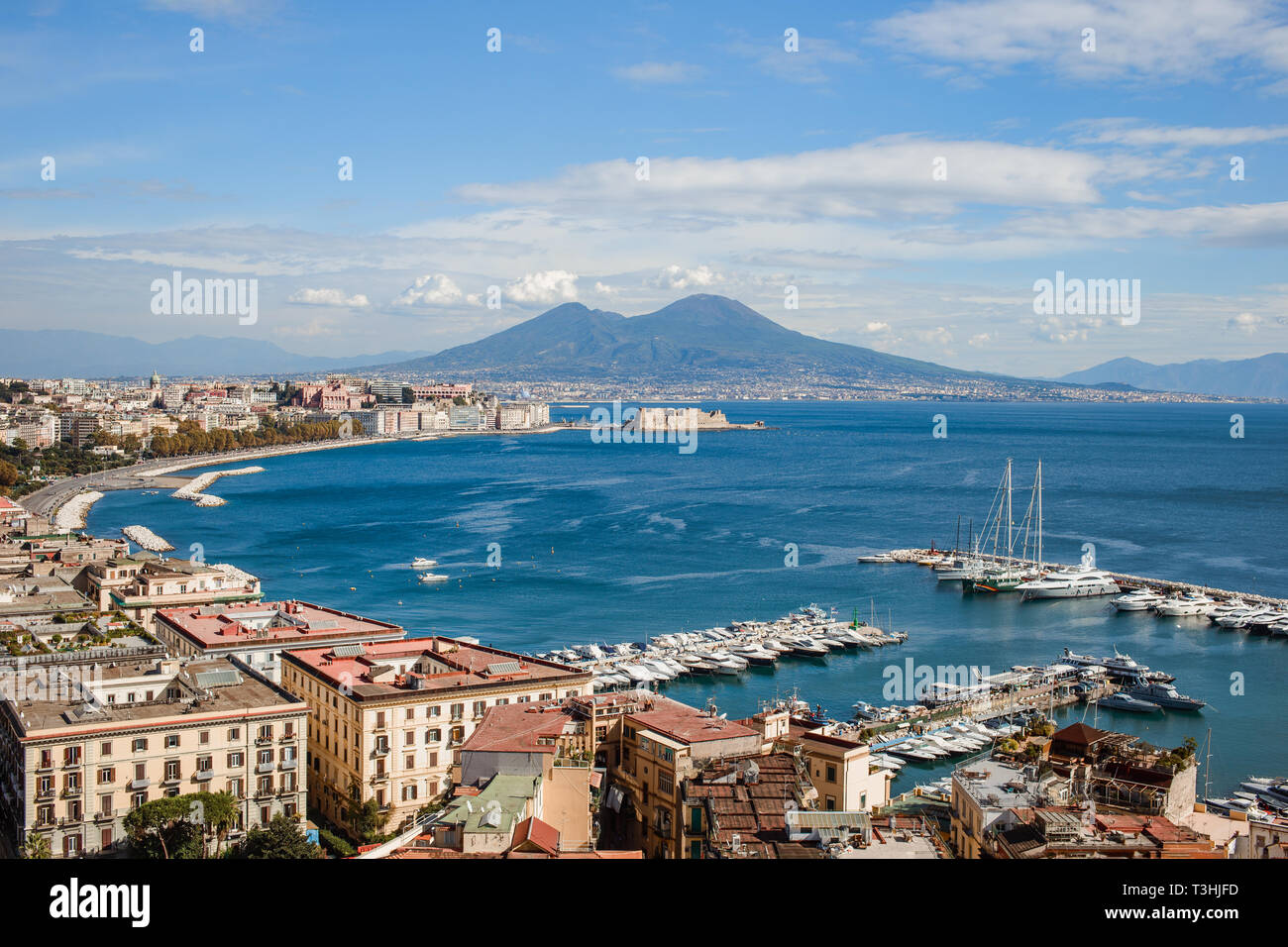 Vista panoramica della città di Napoli Napoli con il famoso Monte Vesuvio sullo sfondo, Campania, Italia Foto Stock