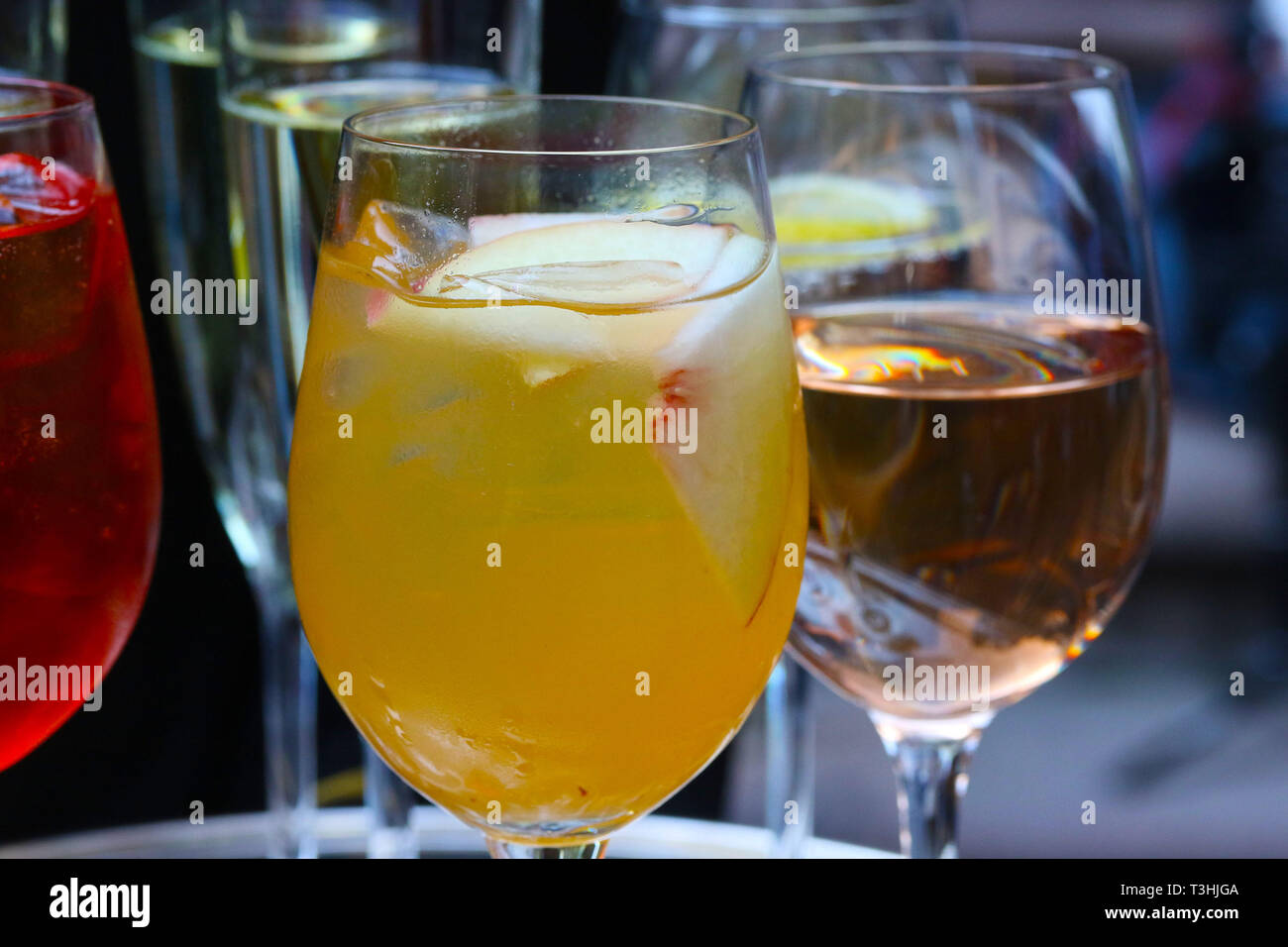 La sangria bianca e rosa il vino in bicchieri di vino Foto Stock