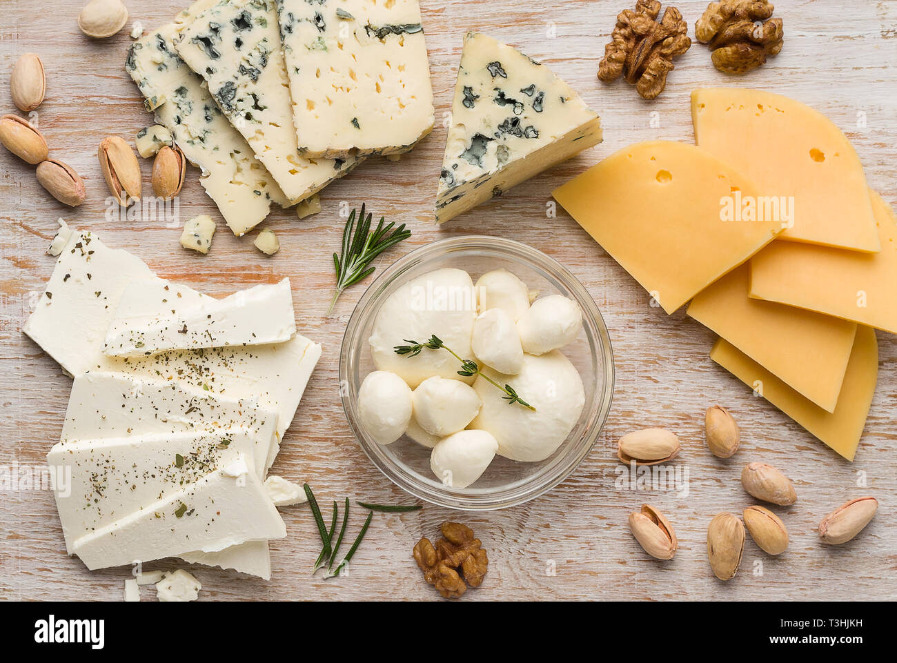 Assortimento di formaggi con i dadi su legno Foto Stock
