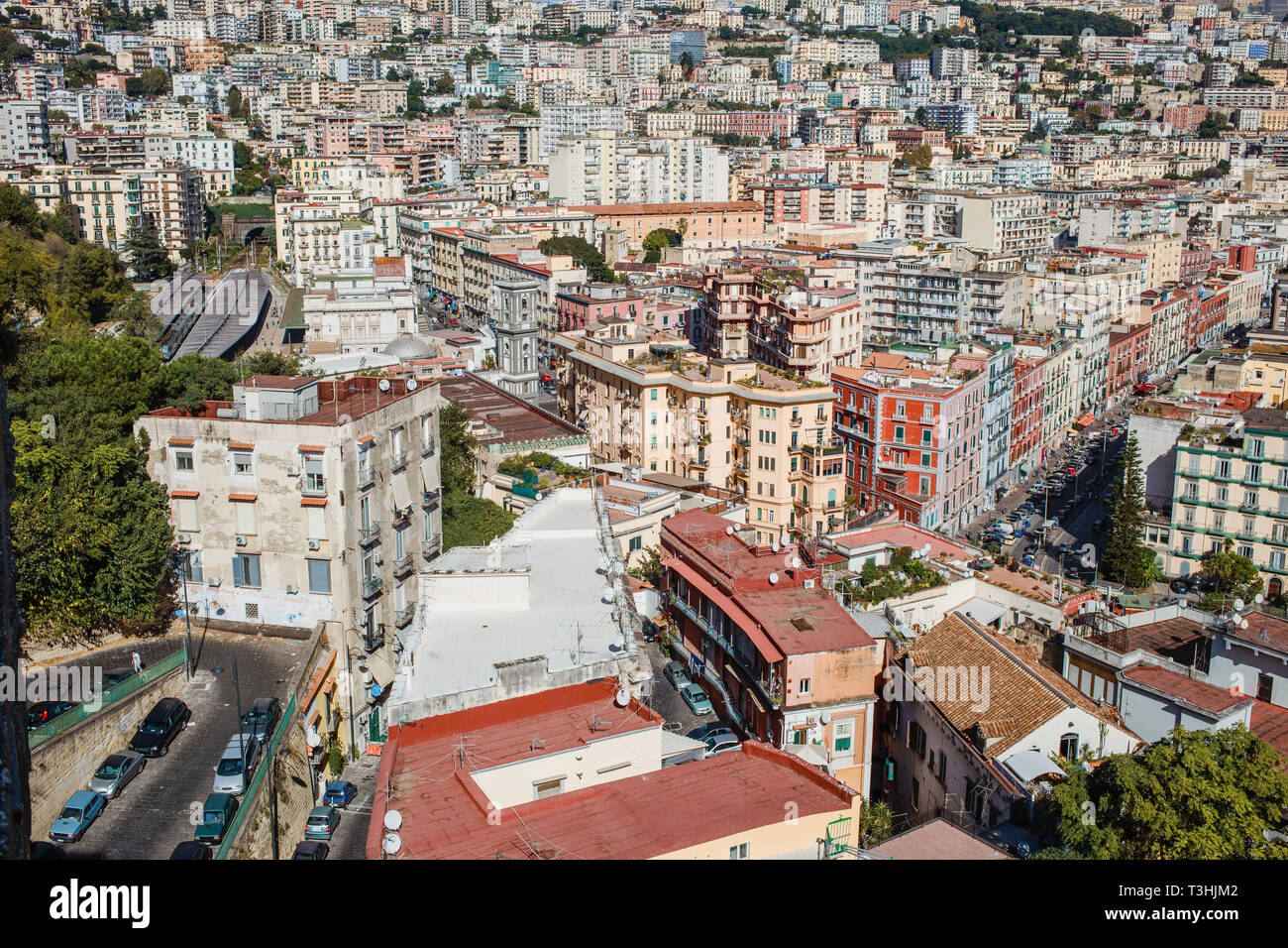 Napoli, Italia cityscape. Vista sulla città tetti colorati Foto Stock