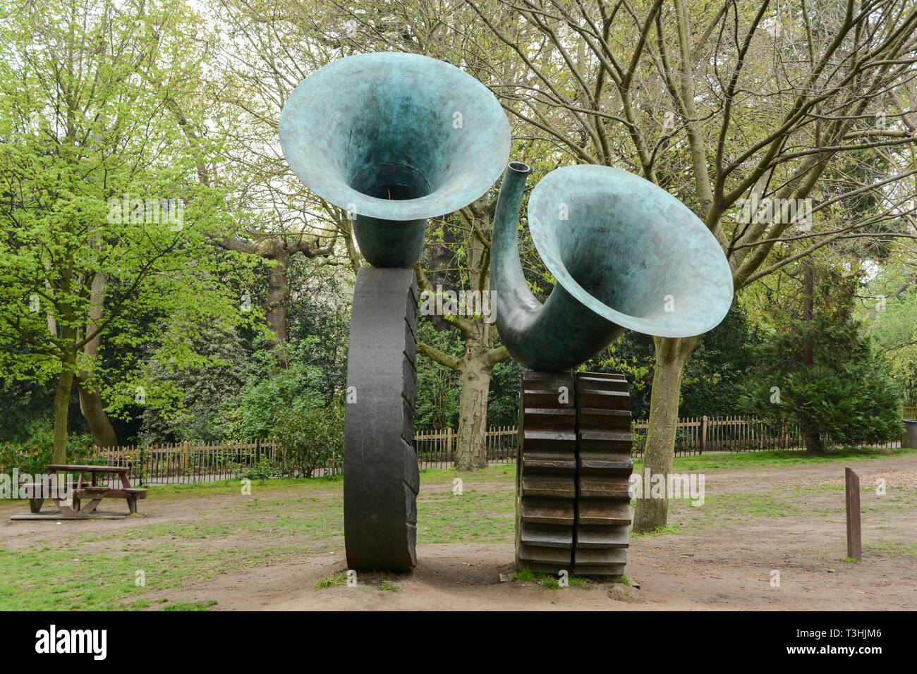 L'Annunciazione bronzo e sculture di granito da Andrew Burton a Holland Park, London, Regno Unito Foto Stock