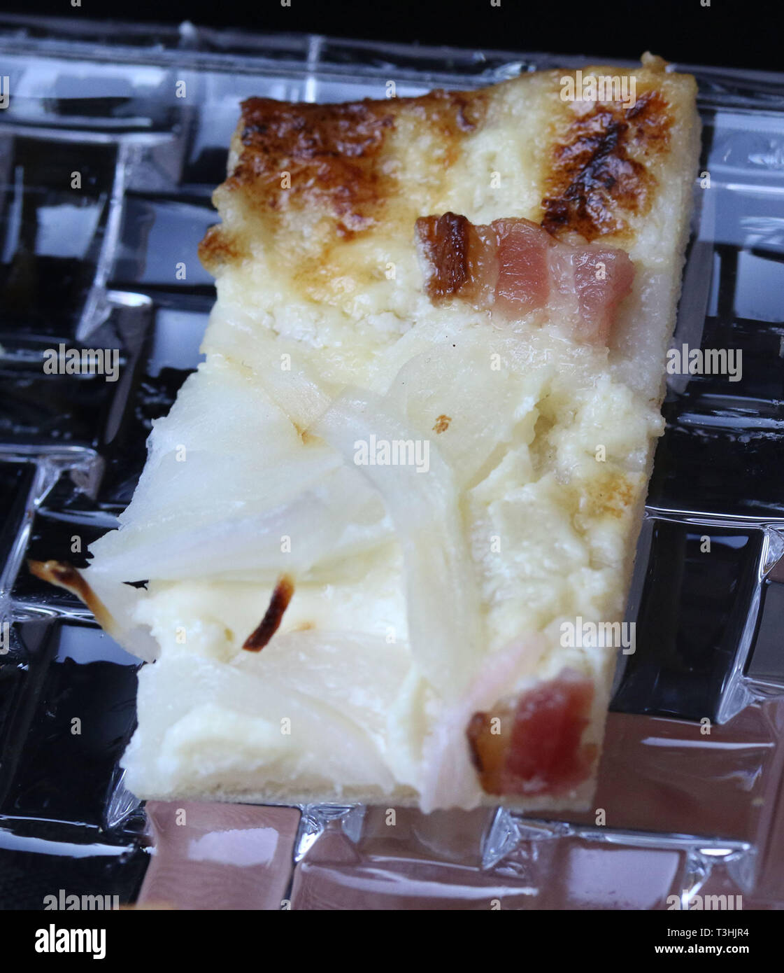 Mini pizza antipasti con formaggio e prosciutto sul piatto di cristallo Foto Stock