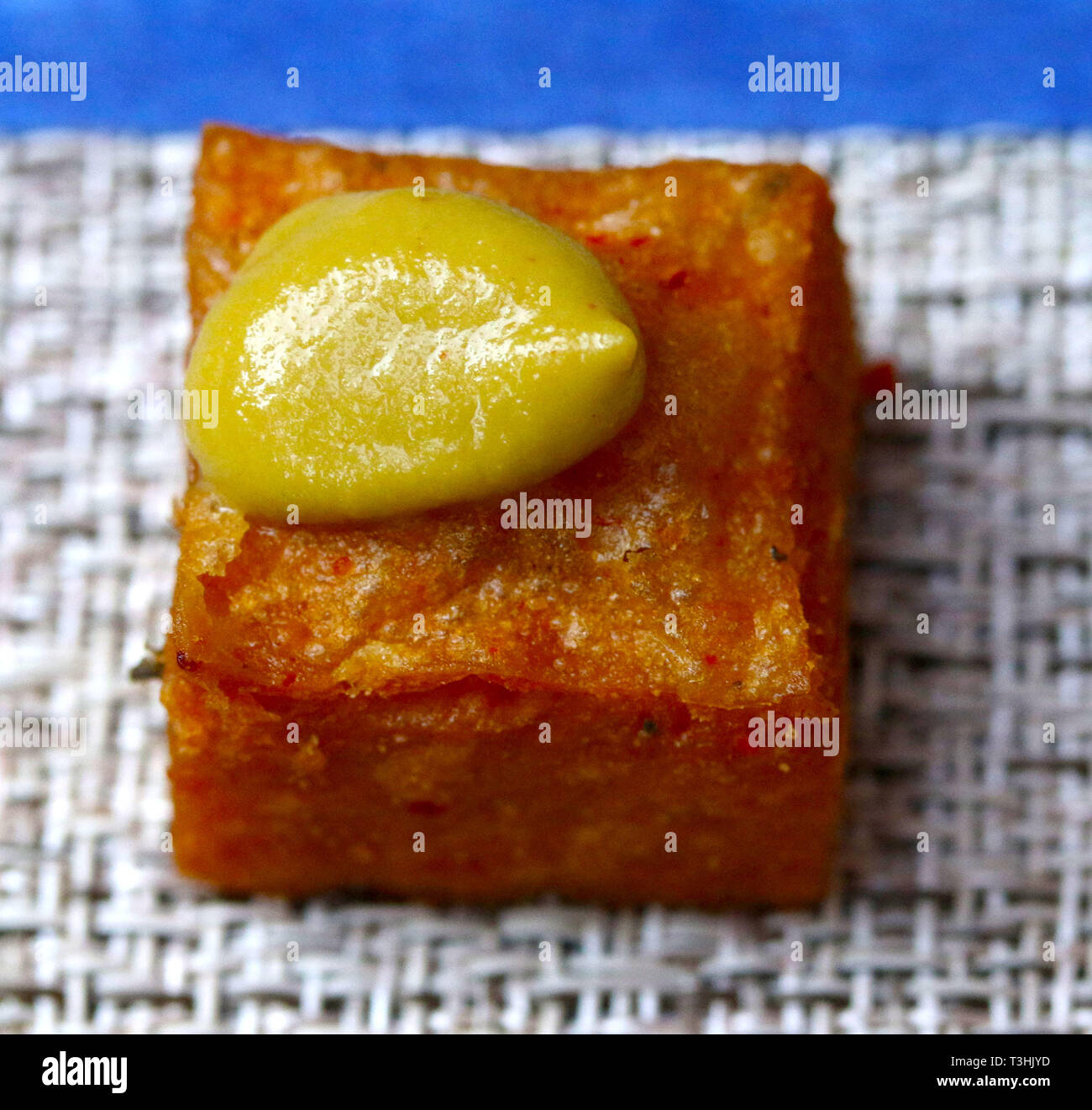 Antipasti di ceci con una goccia di senape sul cristallo piatto di vetro Foto Stock