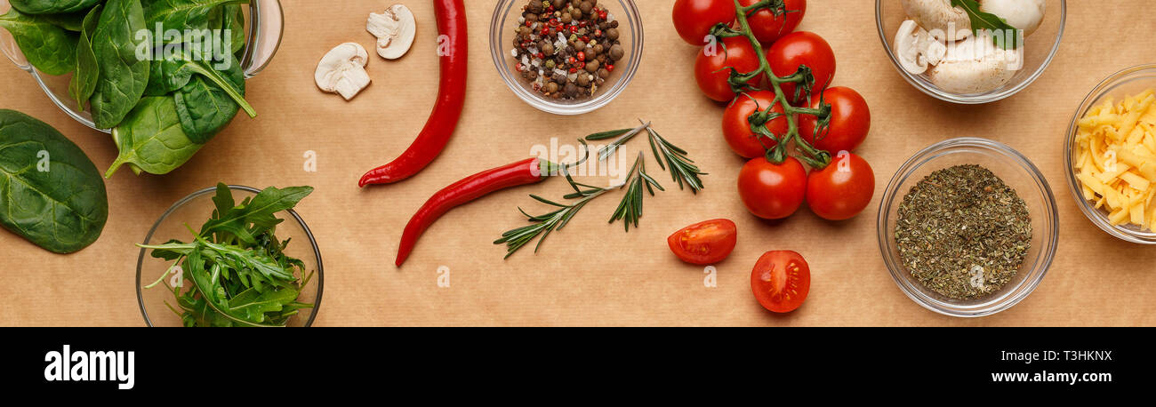 Le spezie e gli ingredienti per pizze sul tavolo di legno Foto Stock