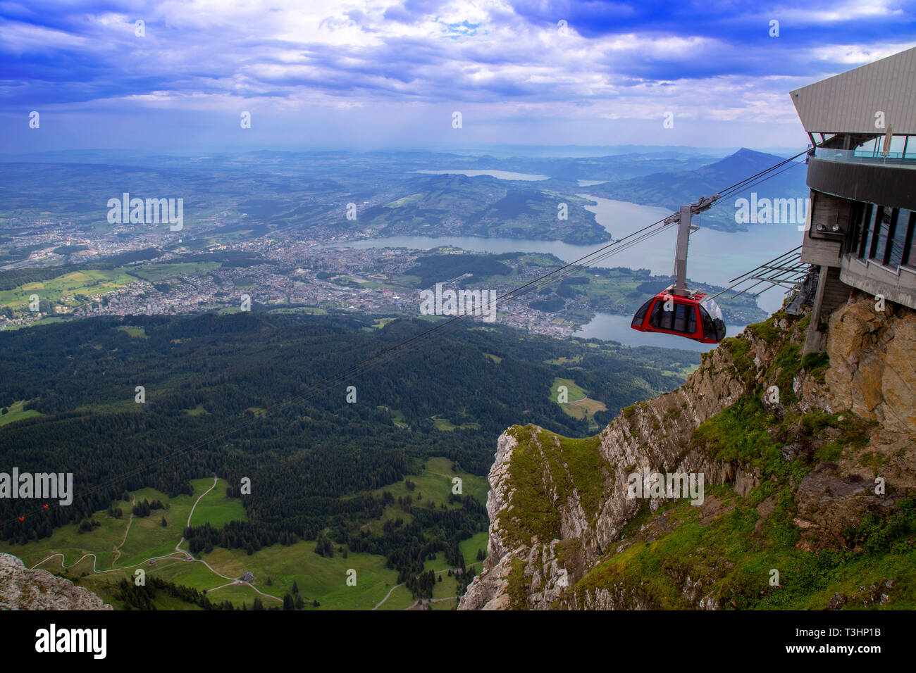 Vista aerea dal Monte Pilatusen Svizzera oltre le scogliere e i laghi di Lucerna e vista del cavo-alloggiato la funivia per il Monte Pilatus Foto Stock