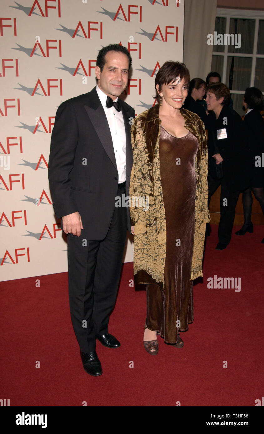 LOS ANGELES, CA. 05 gennaio 2002: Attore Tony Shalhoub & attrice moglie BROOKE ADAMS presso l'AFI Awards 2001 presso il Beverly Hills Hotel. © Paul Smith/Featureflash Foto Stock