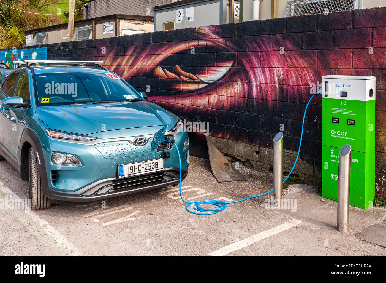 Ricarica per auto elettriche Hyundai presso un punto di ricarica elettrica ESB a Bantry, West Cork, Irlanda. Foto Stock