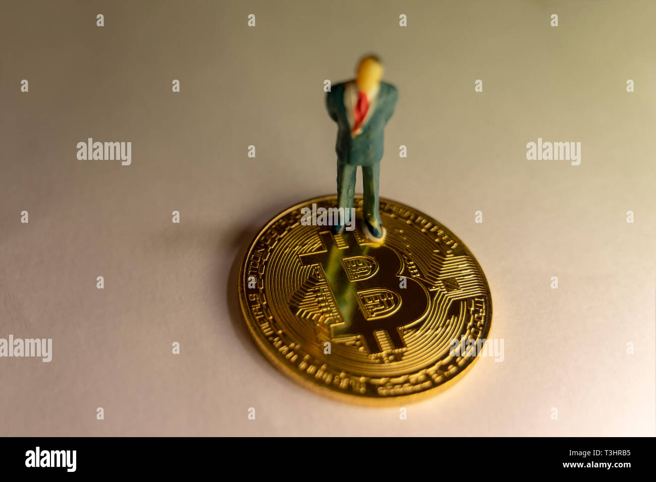 Imprenditore permanente sulla sommità del bitcoin. Il cryptocurrency concetto di trading Foto Stock