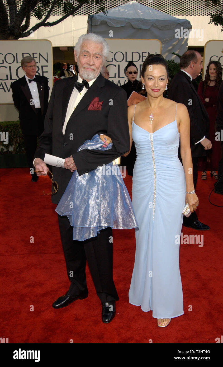 LOS ANGELES, CA. 20 gennaio 2002: Attore James Coburn & moglie PAULA a 59th Annuale di Golden Globe Awards a Beverly Hills. © Paul Smith/Featureflash Foto Stock