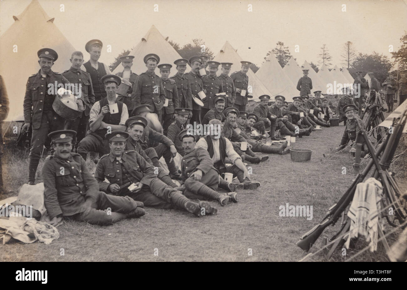 Vintage Cartolina fotografica che mostra esercito britannico soldati rilassante in camp. Eventualmente a Bordon in Hampshire. Foto Stock