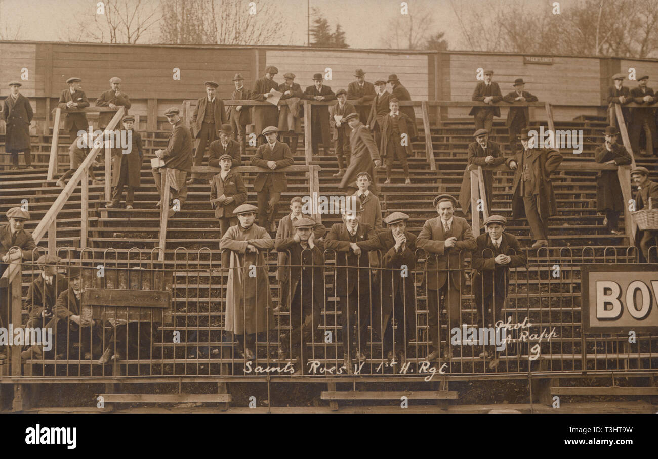 Vintage Edwardian Cartolina fotografica che mostra gli spettatori sulle terrazze in una partita di calcio. Corrispondenza tra Southampton si riserva V e 1° Reggimento Hampshire. Foto Stock