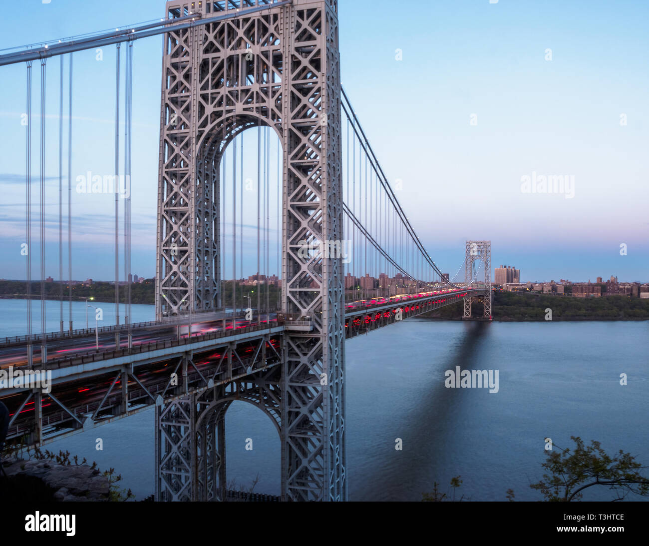 Una vista panoramica di George Washington Bridge come presi da Fort Lee, New Jersey collegamento a NYC attraverso fiume Hudson Foto Stock