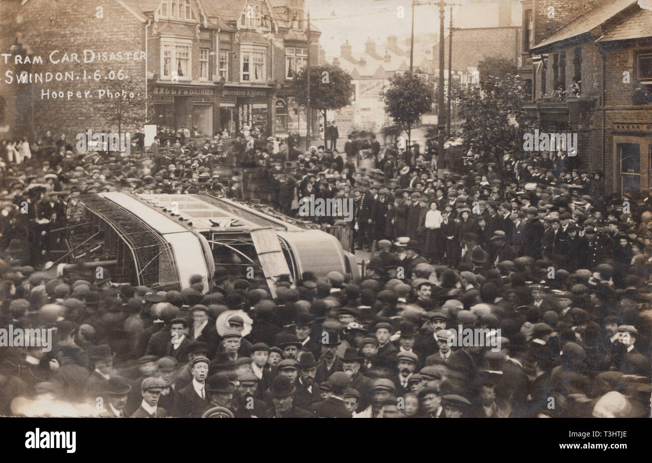 L'annata 1906 Cartolina fotografica che mostra il Tram Disasterr auto a Swindon, Wiltshire, Inghilterra. Una folla di gente che accanto al tram capovolta. Foto Stock