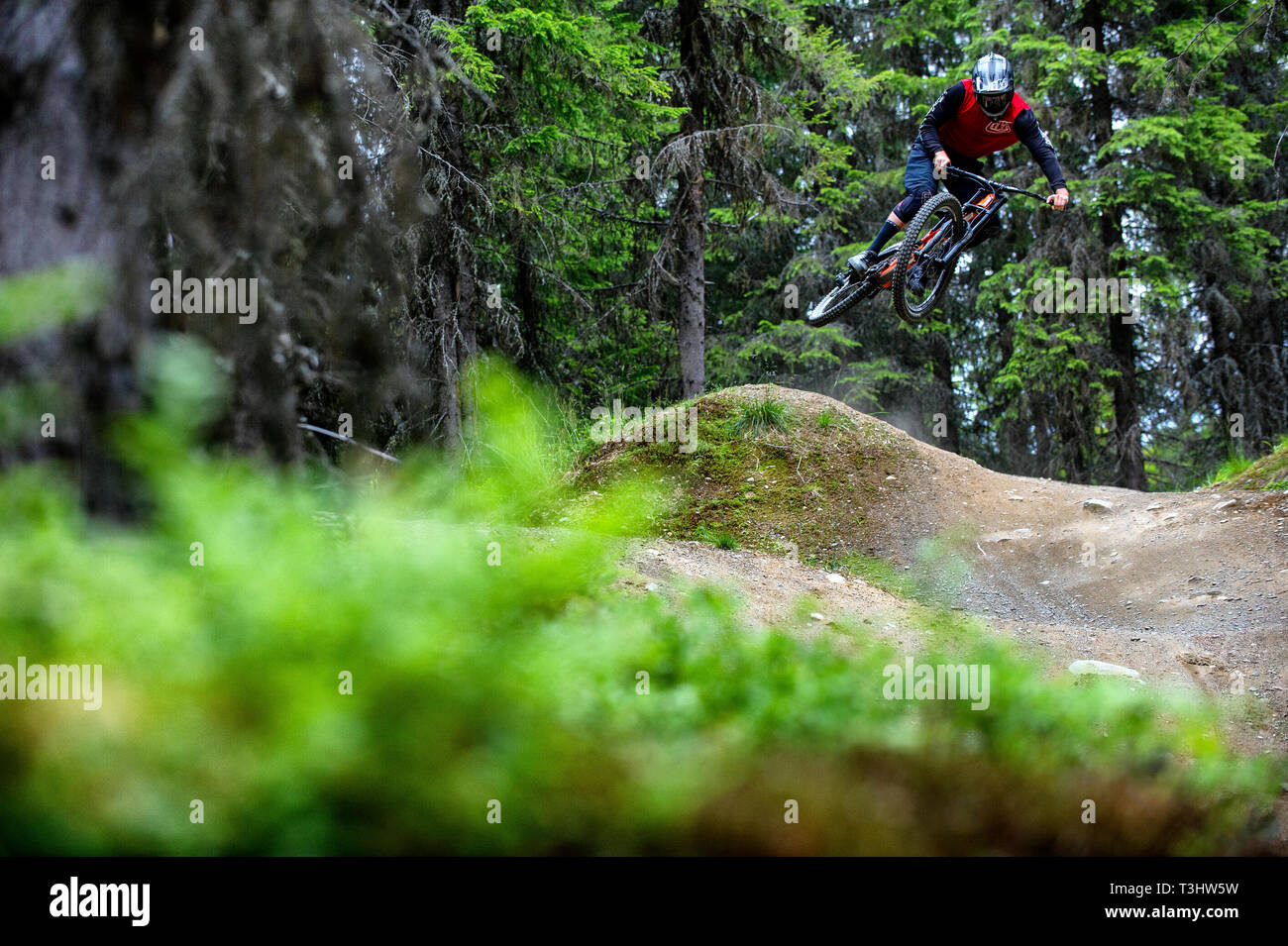 Un uomo in sella ad una mountain bike colpisce un salto nella Hafjell Bike Park in Norvegia. Foto Stock