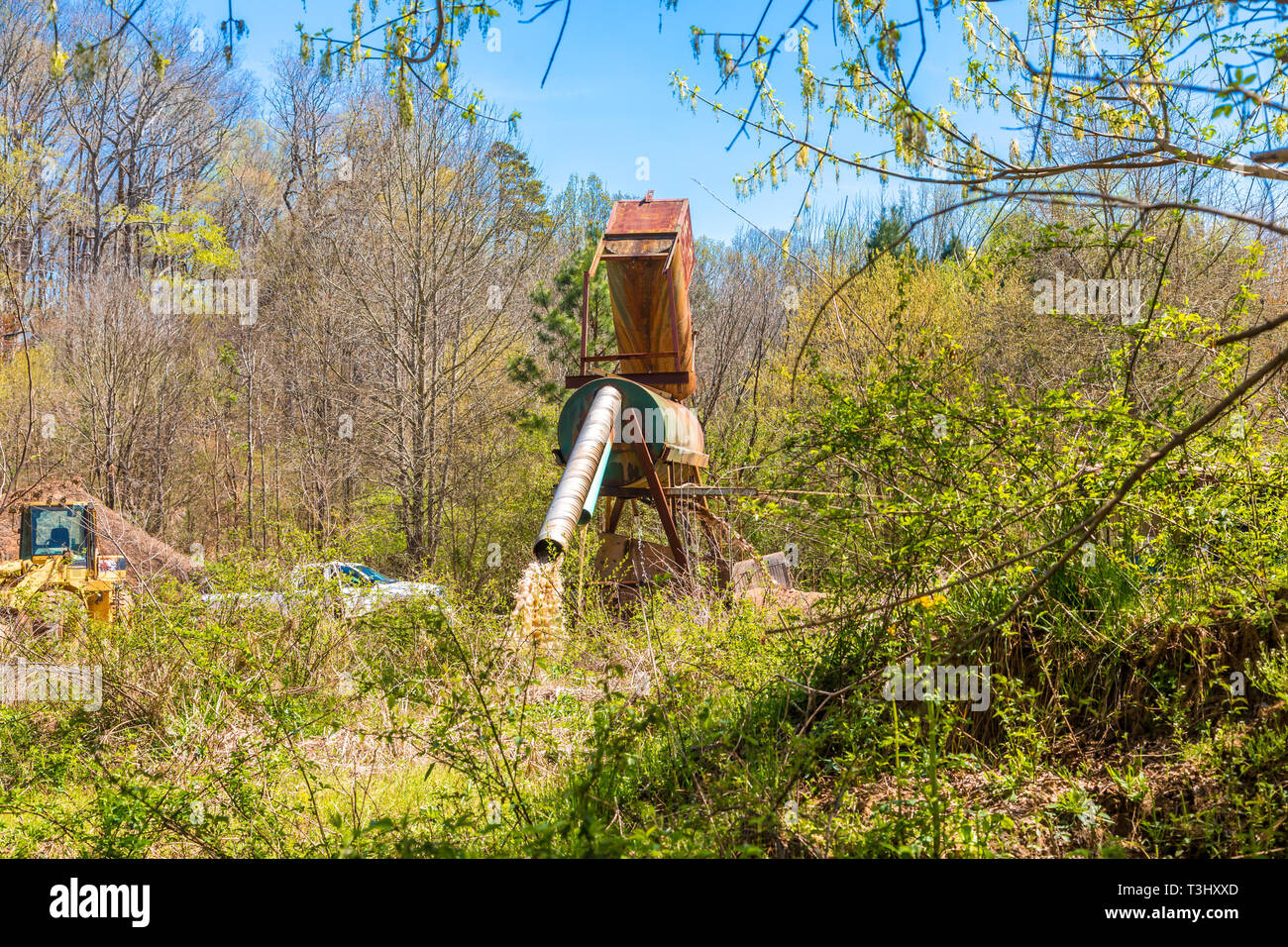 Macchinari di dragaggio in foresta Foto Stock