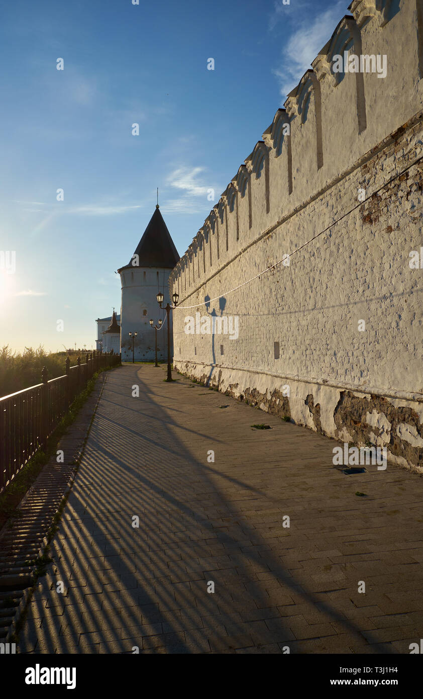 Il punto di vista del sud in pietra muro difensivo e a sud-est della torre rotonda del Cremlino Tobolsk nella luce del tramonto. Tobolsk. La Russia Foto Stock