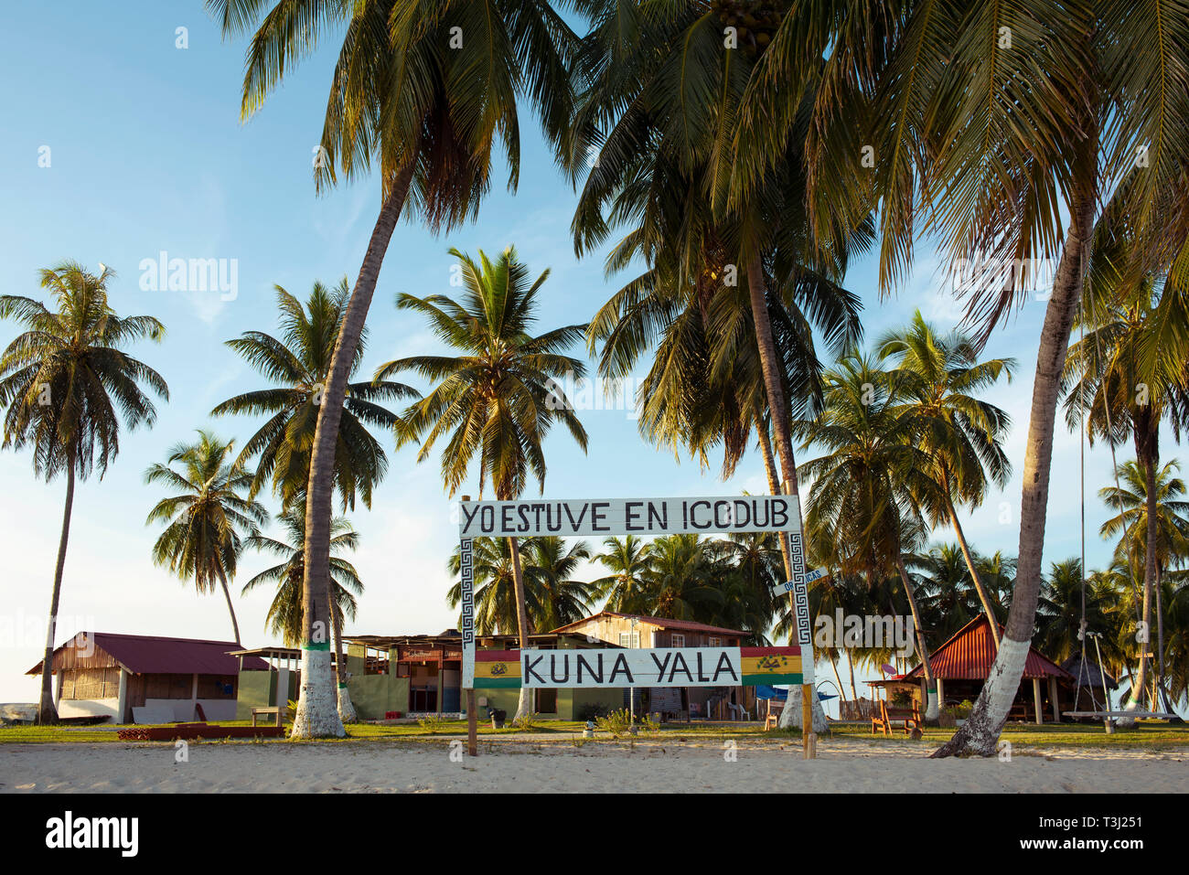 Benvenuti all'isolotto di Icodub (etichetta della tavola: Ero a Icodub, Kuna Yala). Isole di San Blas. Panama, America Centrale. Ott 2018 Foto Stock