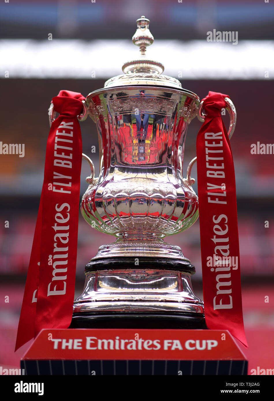 Close up della gazzetta FA Cup Trophy precedendo la FA Cup semi final match allo Stadio di Wembley, Londra. Foto Stock