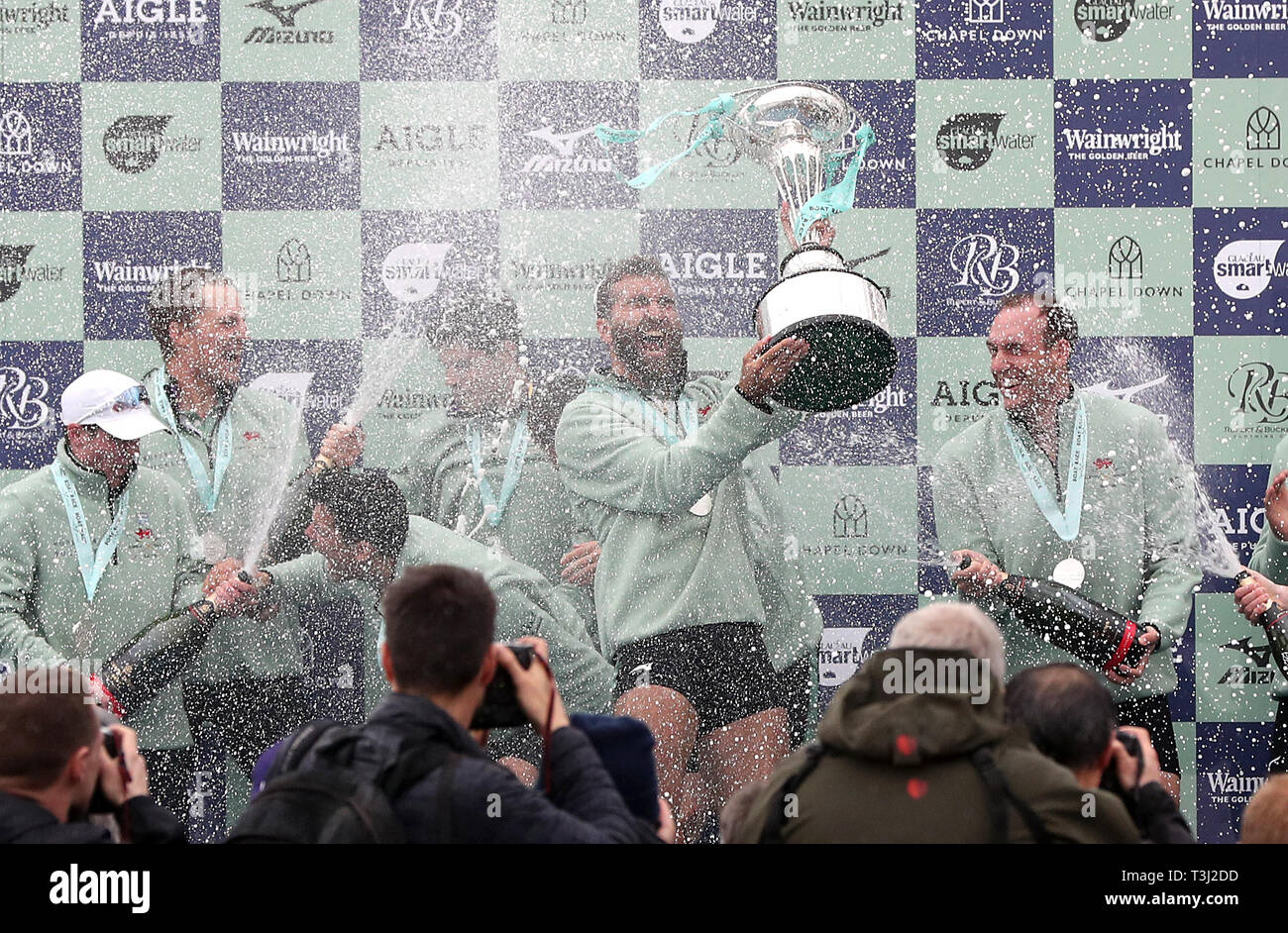 Dara Alizadeh di Cambridge celebra con il trofeo dopo gli uomini della gara in barca sul fiume Tamigi, Londra. Foto Stock