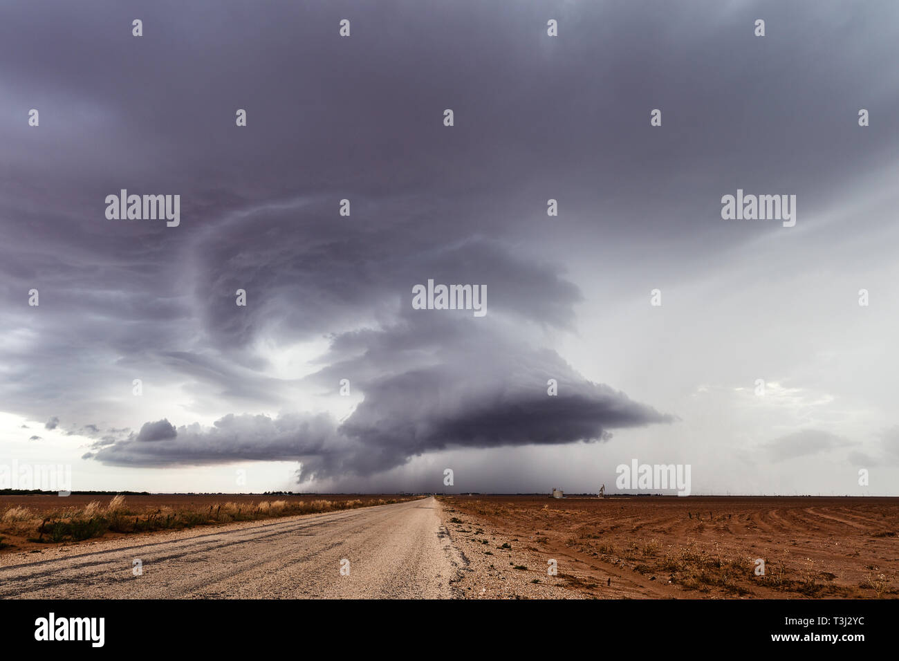Tempesta di Supercell con nubi drammatiche vicino Ackerly, Texas Foto Stock