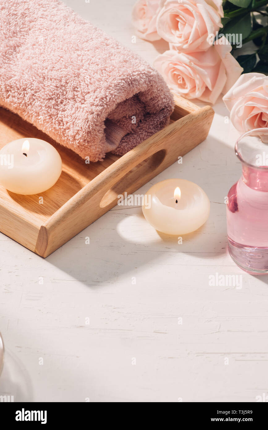 Spa e aromaterapia. Fiori di rose e olio essenziale. Foto Stock