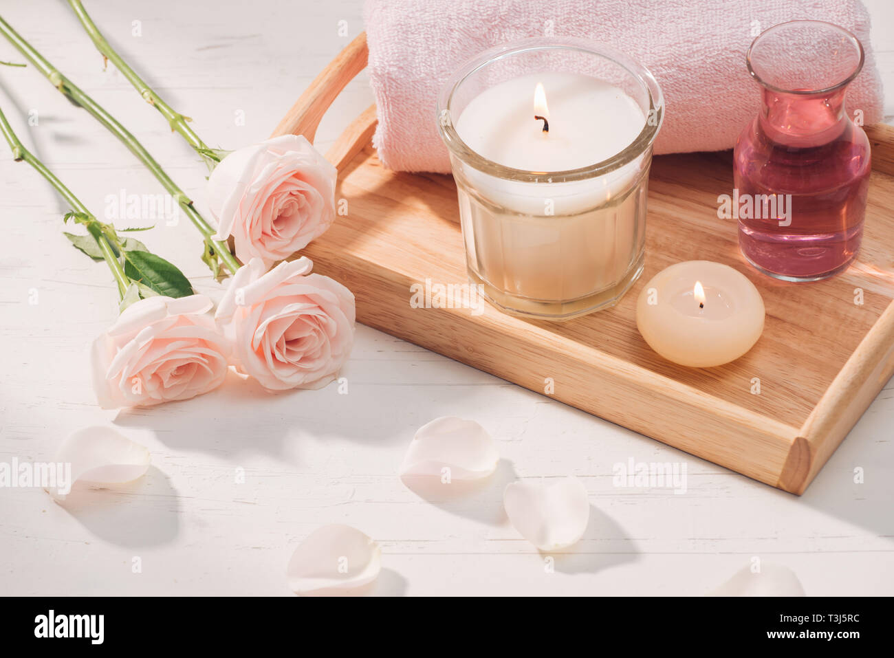 Spa e aromaterapia. Fiori di rose e olio essenziale. Foto Stock