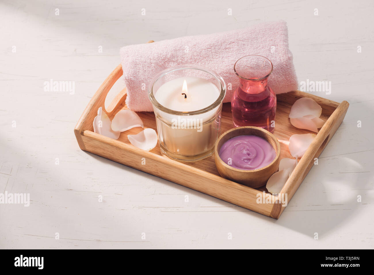 Spa e aromaterapia. Fiori di rose e olio essenziale. Foto Stock