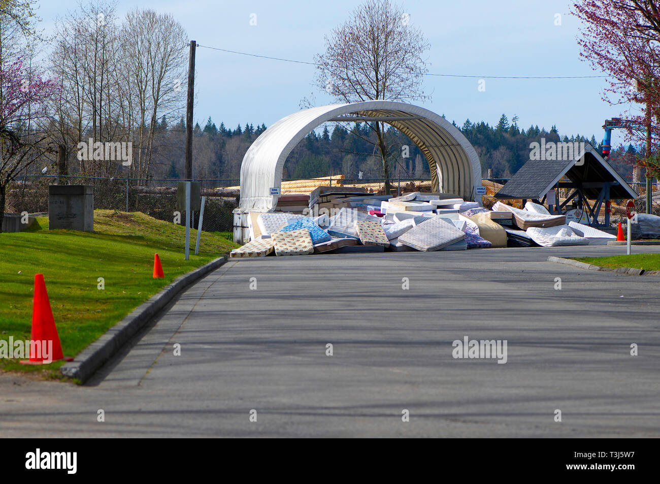 Una pila di materassi gettati in una designata drop-off in corrispondenza di un riciclaggio comunale depot. Foto Stock