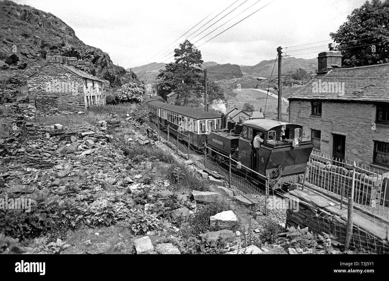Locomotiva a vapore alpinista rendendo il suo modo attraverso Blaneau Ffestiniog sul Ffestiniog Railway, Porthmadog a Blaenau Ffestiniog, Gwynedd, il Galles del Nord Foto Stock