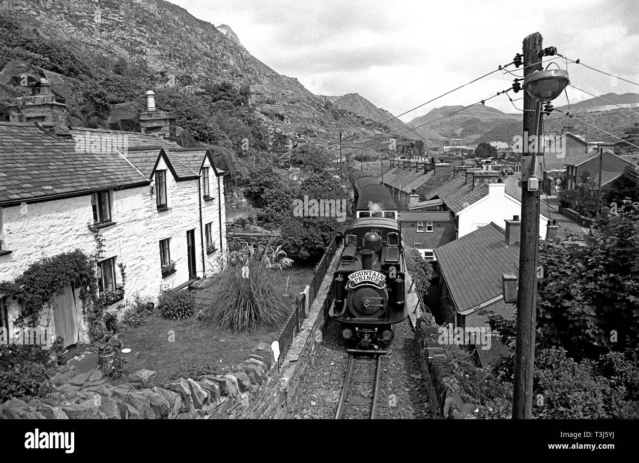 Locomotiva a vapore alpinista rendendo il suo modo attraverso Blaneau Ffestiniog sul Ffestiniog Railway, Porthmadog a Blaenau Ffestiniog, Gwynedd, il Galles del Nord Foto Stock