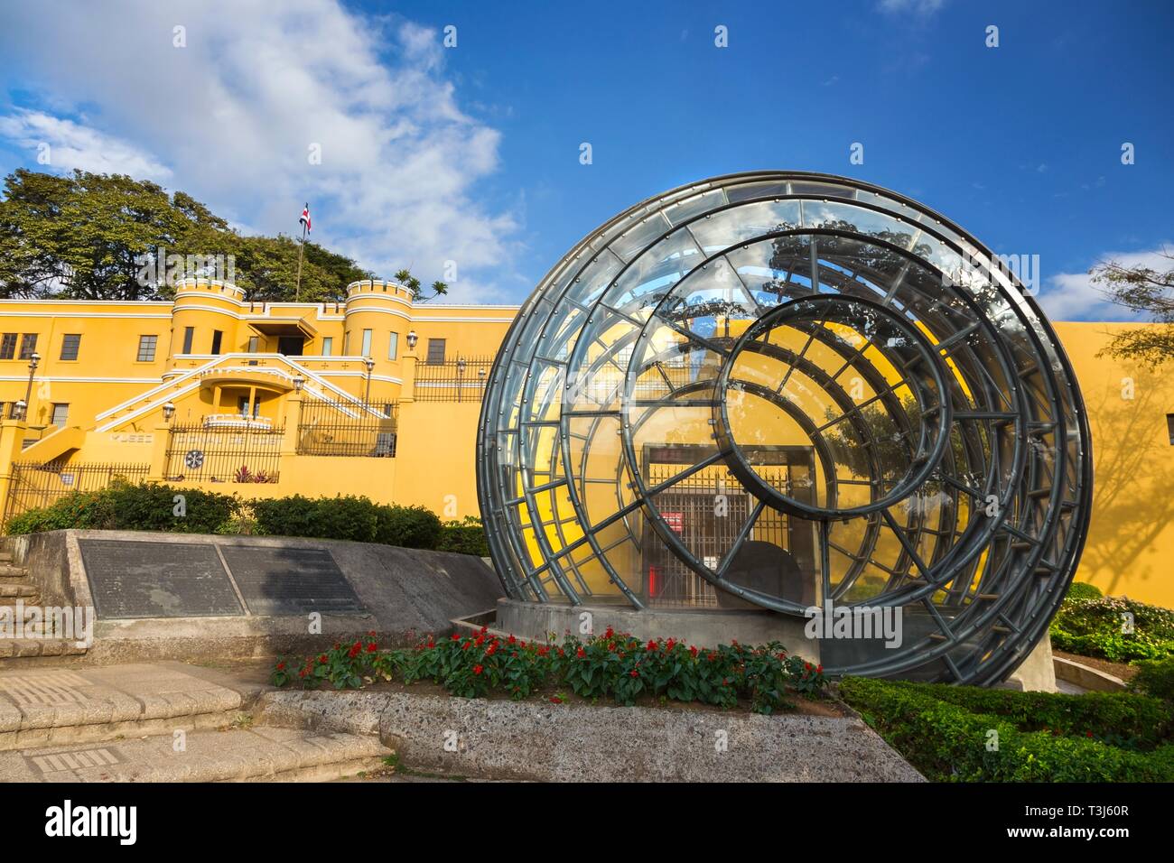 Moderna scultura architettonica nella parte anteriore del Museo Nazionale di Costa Rica sulla democrazia Square vicino al centro cittadino di San Jose Foto Stock