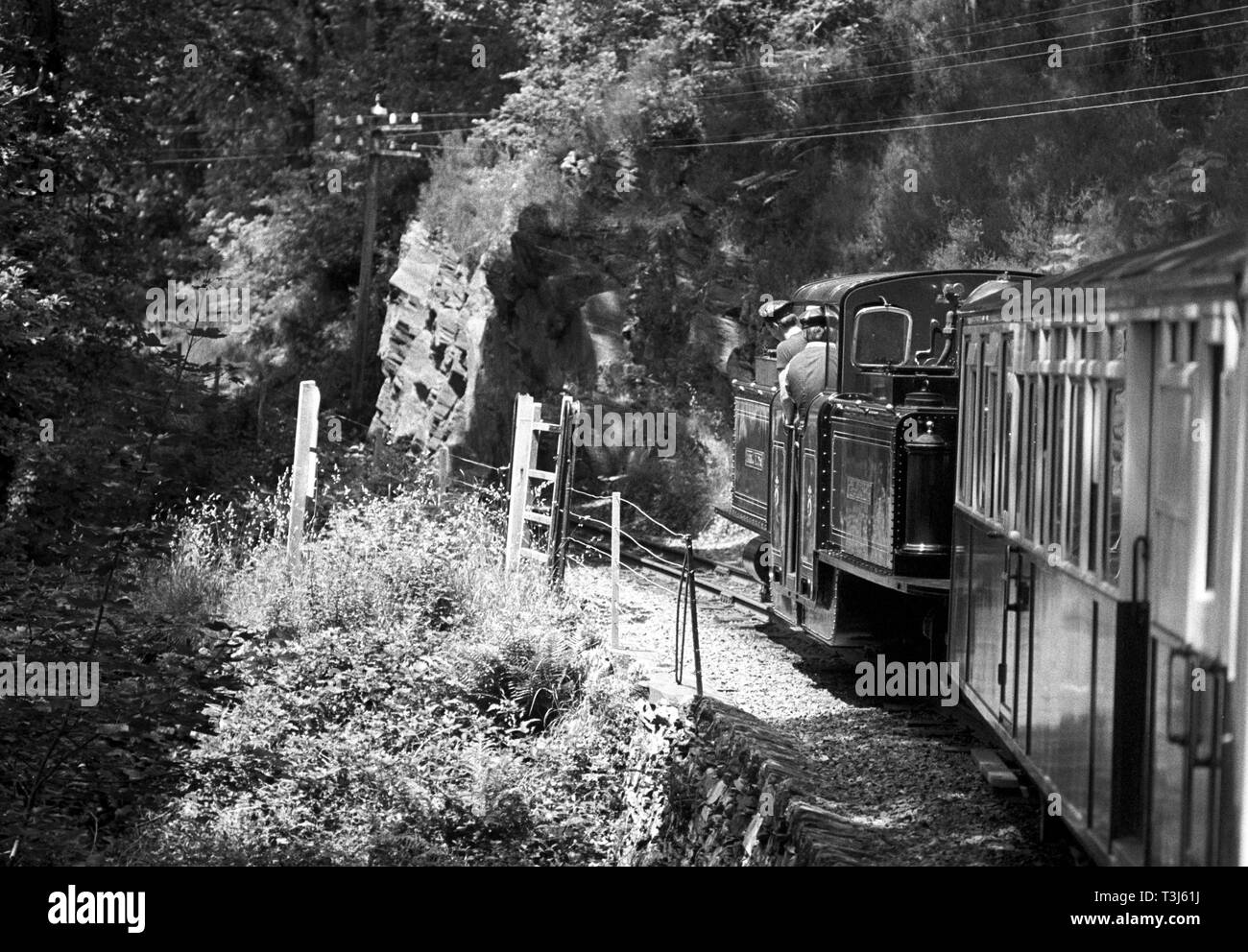 Locomotiva a vapore sul Ffestiniog Railway in esecuzione attraverso Blaenau Ffestiniog miniere di ardesia, Gwynedd, il Galles del Nord Foto Stock