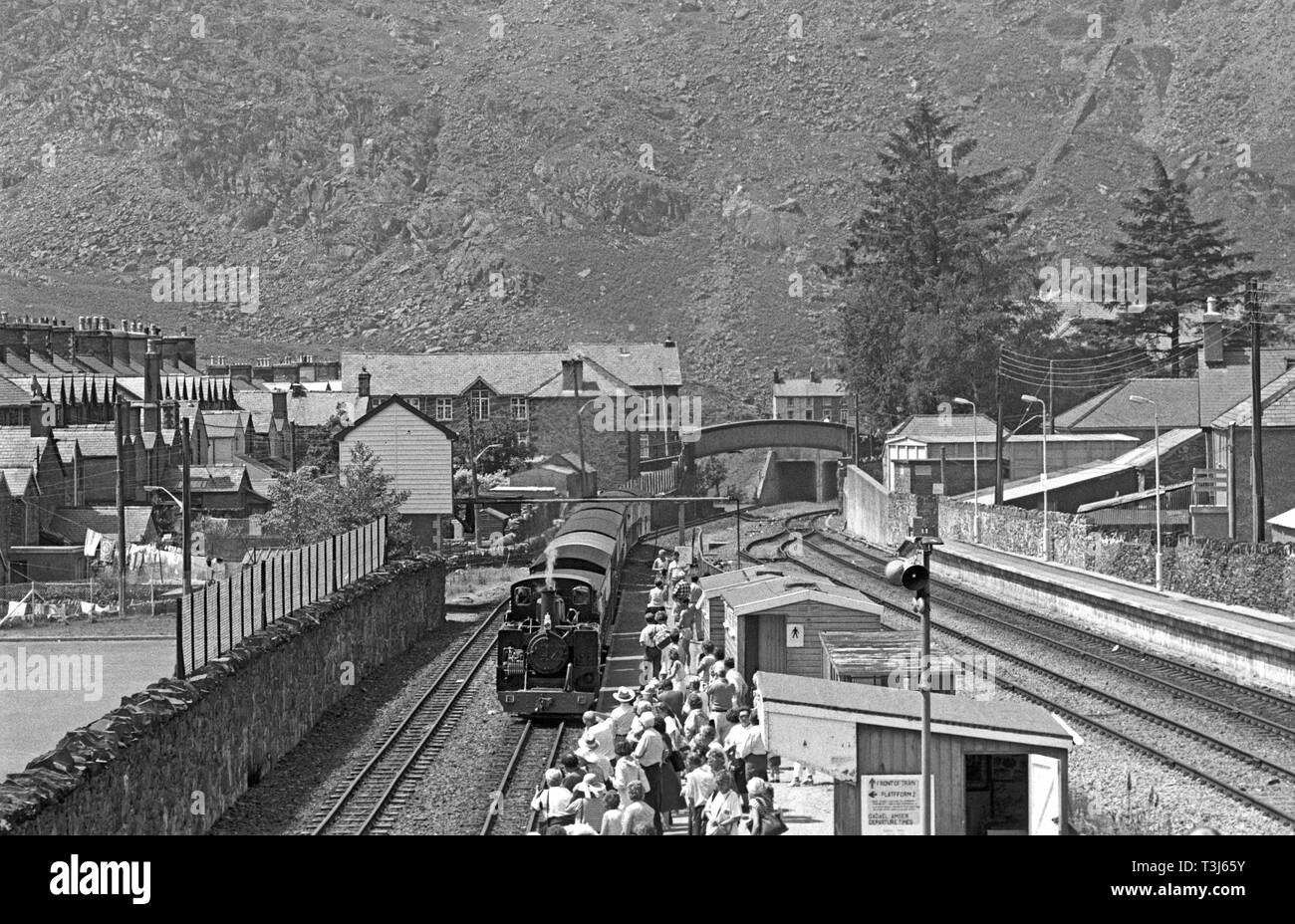 I passeggeri in attesa per la locomotiva a vapore alpinista a Blaenau Ffestiniog stazione ferroviaria sulla ferrovia Ffestiniog, Porthmadog a Blaenau Ffestiniog, Gwynedd, il Galles del Nord Foto Stock