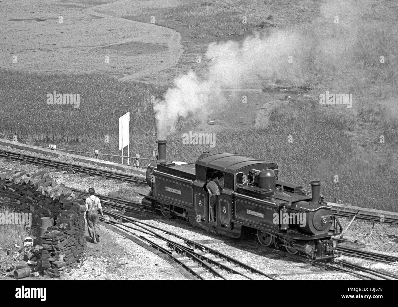 Locomotiva a vapore Merddin Emrys su Cob causeway approccio a Porthmadog sul Ffestiniog Railway, Porthmadog a Blaenau Ffestiniog, Gwynedd, il Galles del Nord Foto Stock