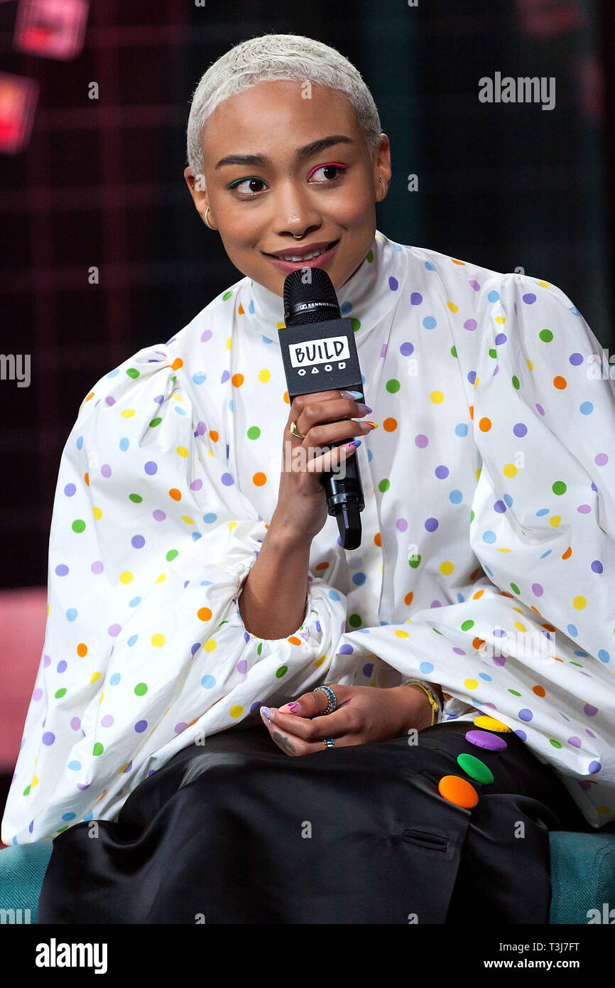 New York, Stati Uniti d'America. 09 apr, 2019. Tati Gabrielle a costruire serie discutendo la serie TV "La refrigerazione di avventure di Sabrina' a costruire Studio on April 09, 2019 a New York, NY. Credito: Steve Mack/S.D. Mack foto/Alamy Foto Stock