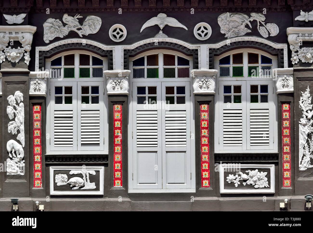 Vintage Peranakan di Singapore negozio Casa esterno con bianco antico persiane di legno e ornato di colonne nella storica Little India di Singapore Foto Stock